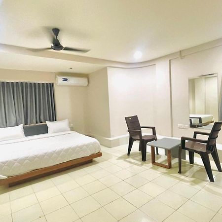 Hotel Royal Orbit Rajkot Esterno foto