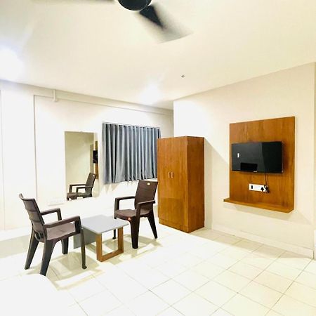 Hotel Royal Orbit Rajkot Esterno foto
