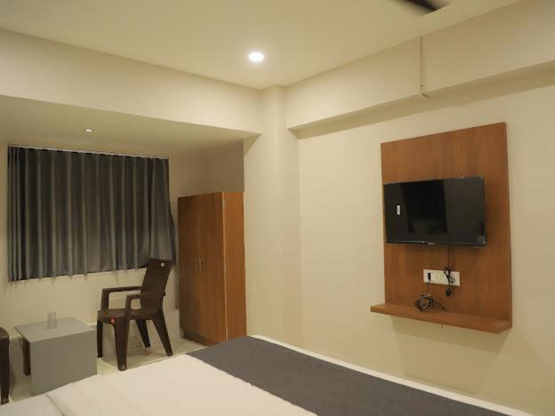 Hotel Royal Orbit Rajkot Esterno foto