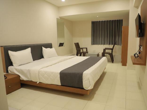 Hotel Royal Orbit Rajkot Esterno foto
