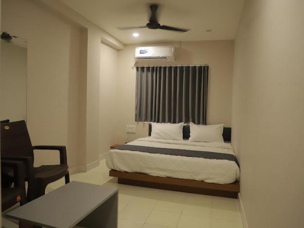 Hotel Royal Orbit Rajkot Esterno foto