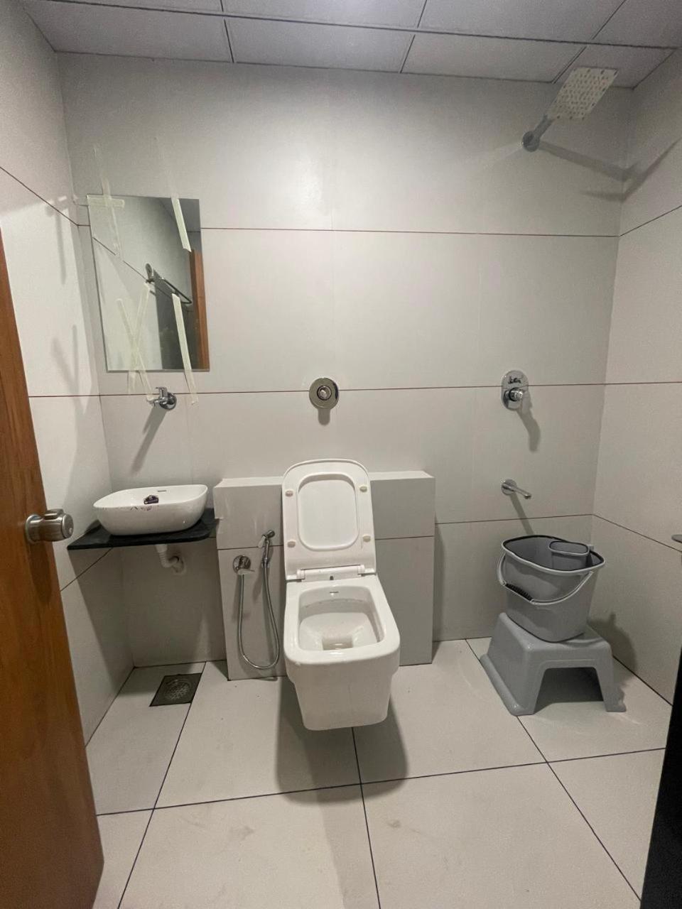 Hotel Royal Orbit Rajkot Esterno foto