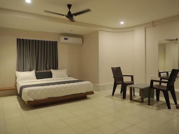 Hotel Royal Orbit Rajkot Esterno foto