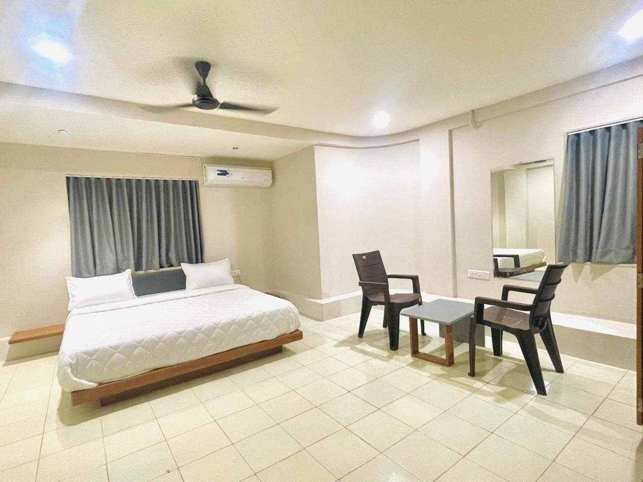 Hotel Royal Orbit Rajkot Esterno foto