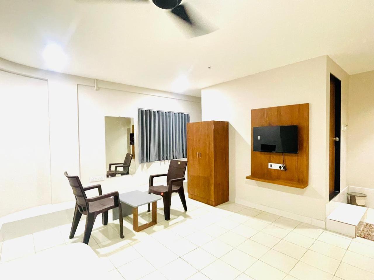 Hotel Royal Orbit Rajkot Esterno foto
